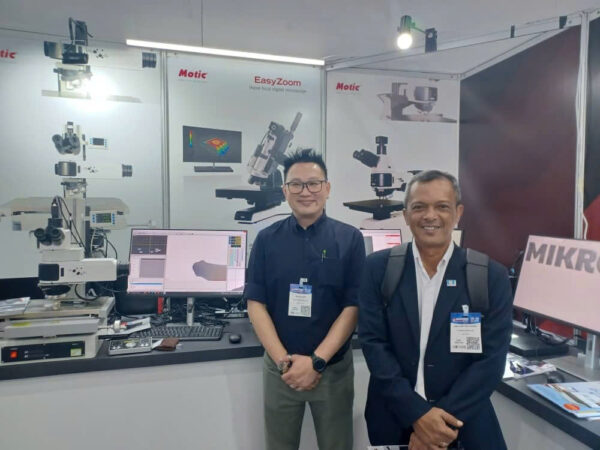 Mr. Wan met and exchanged contacts with an advanced microscope supplier.